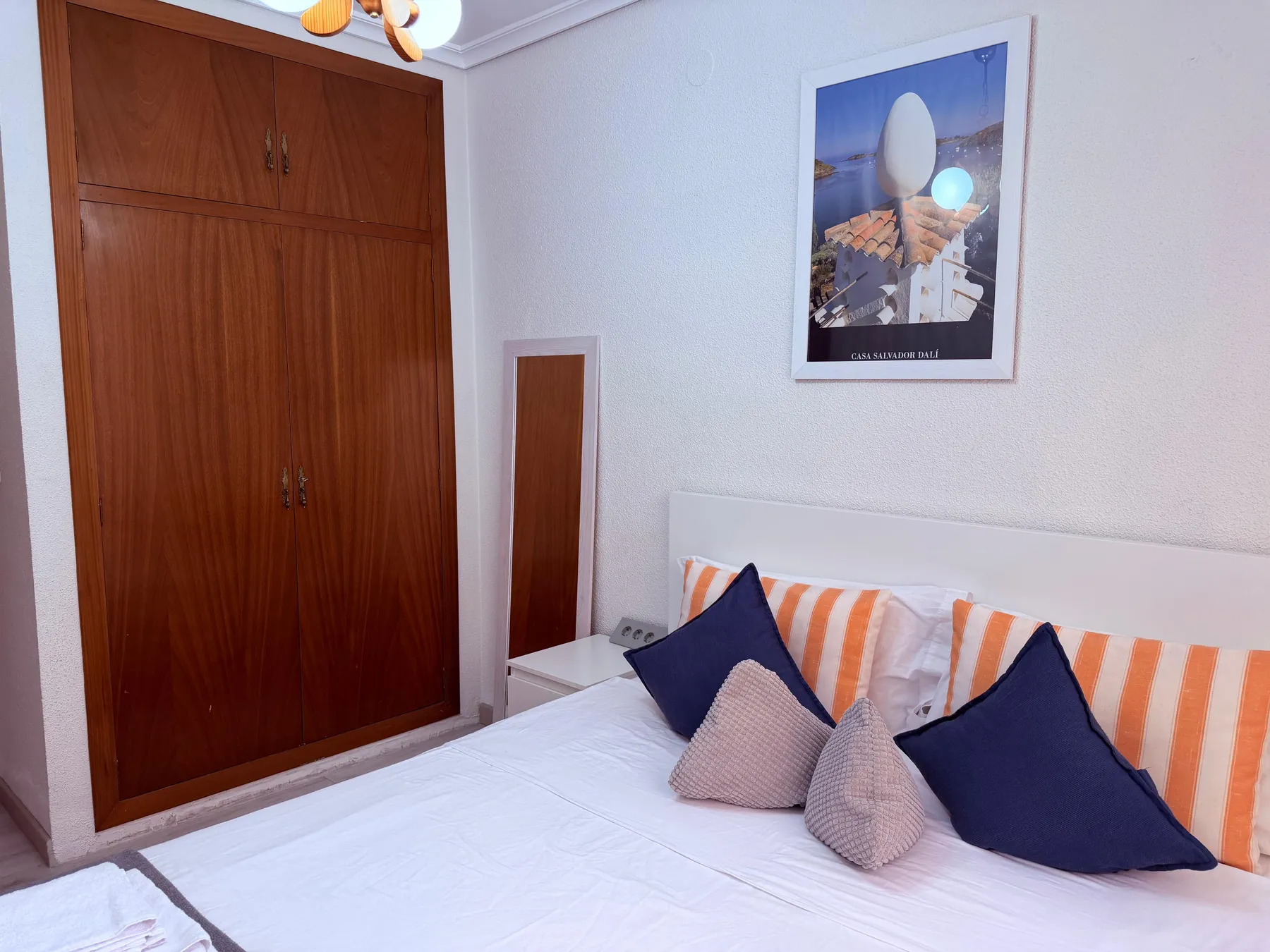 Dormitorio con armario empotrado