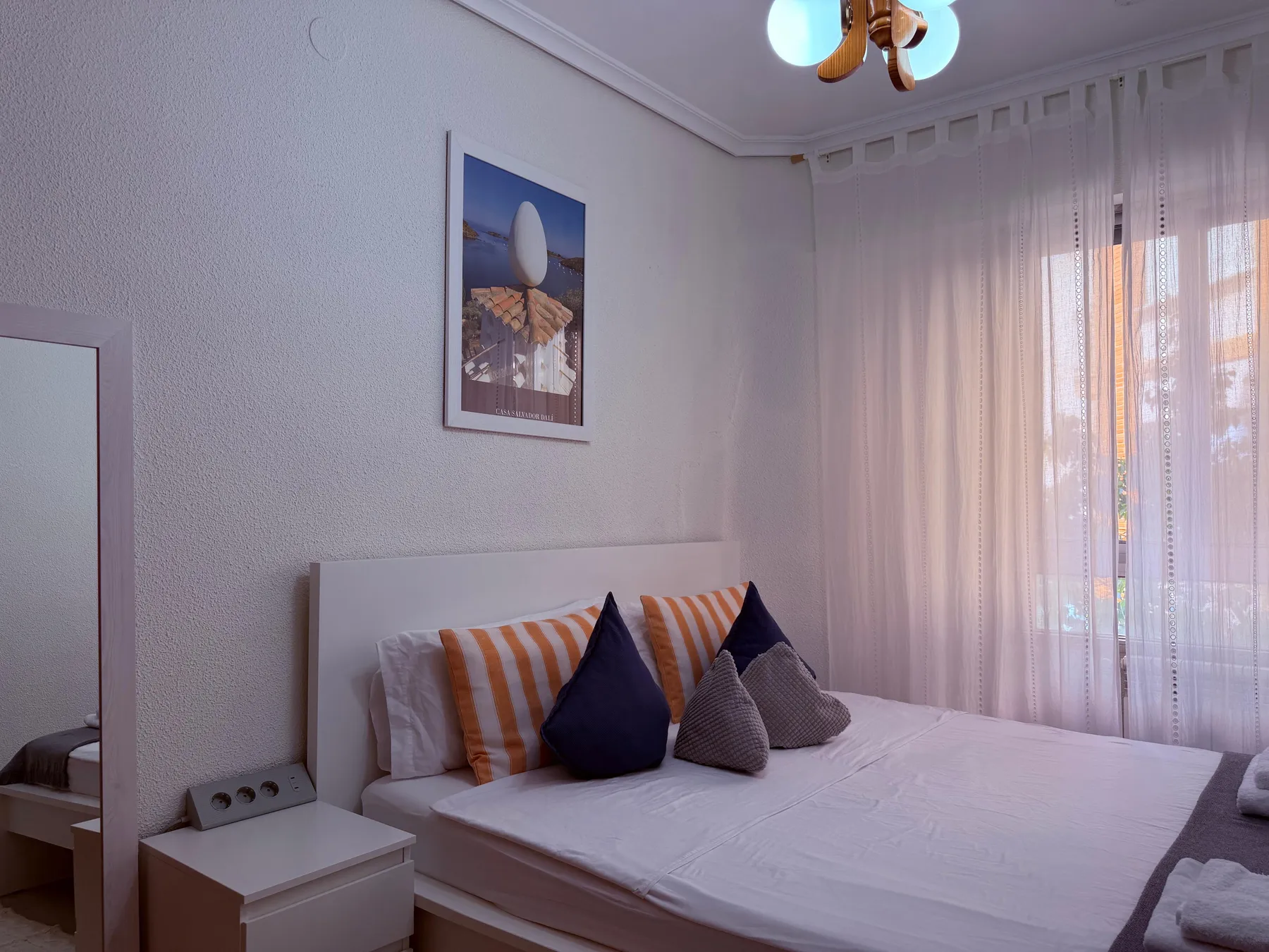Dormitorio con cama de 160 cm